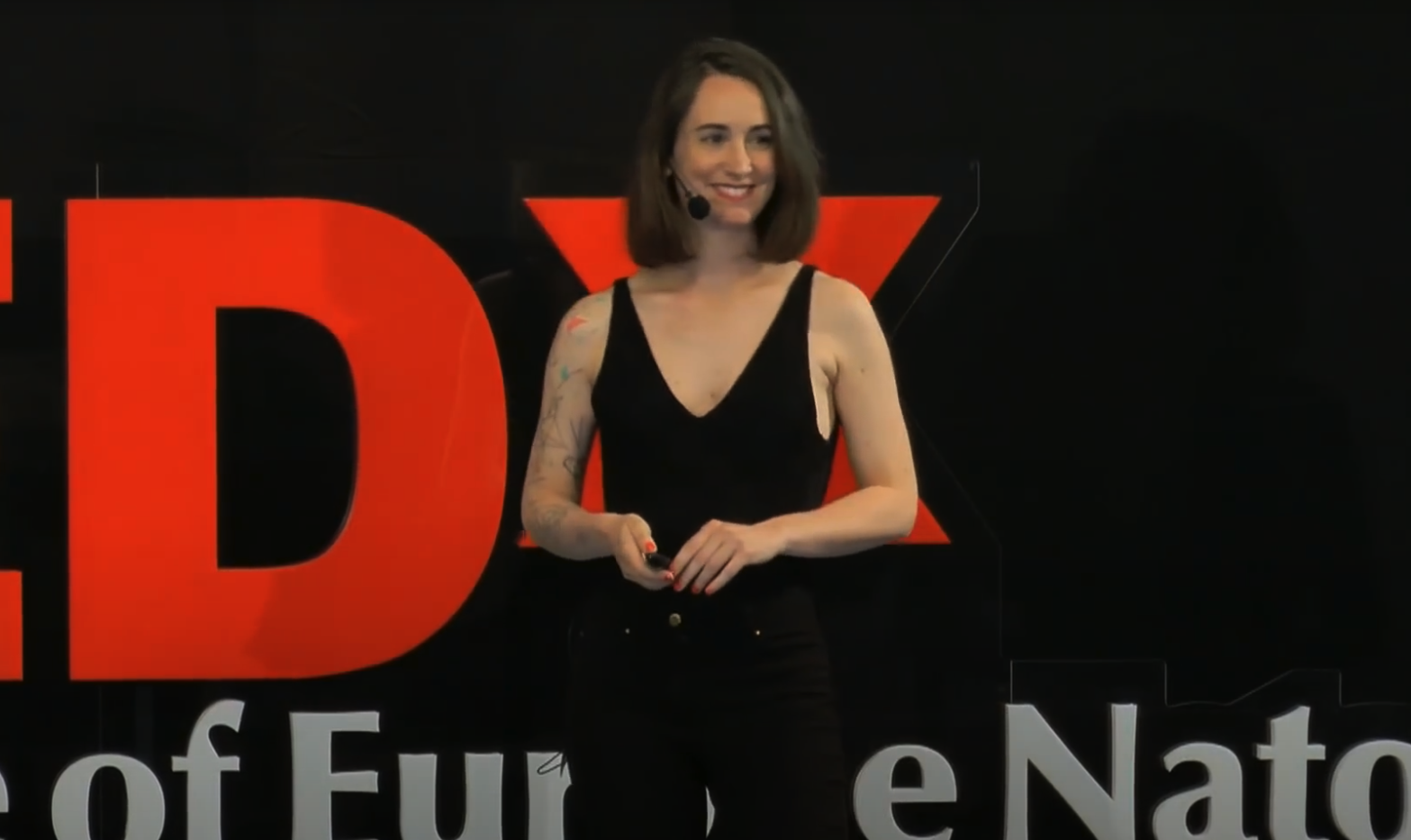 Julie Dachez lors d'une conférence TEDx